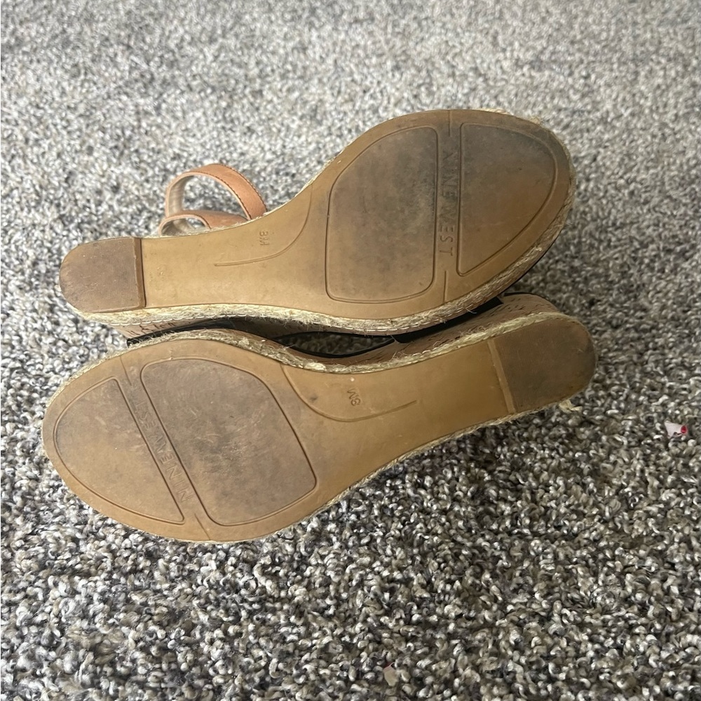 Nine West Cork Wedge Sandal With Patent Leather Cutout Size 8m - Image 7